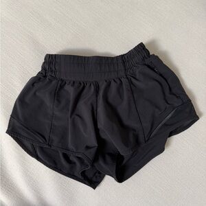 Black lululemon hotty hot low rise lined short 2.5”